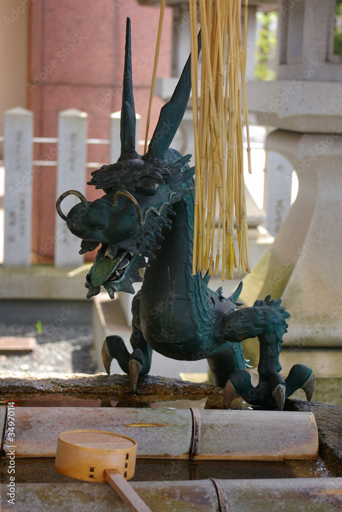 Obraz premium dragon water tap in a shinto temple, japan