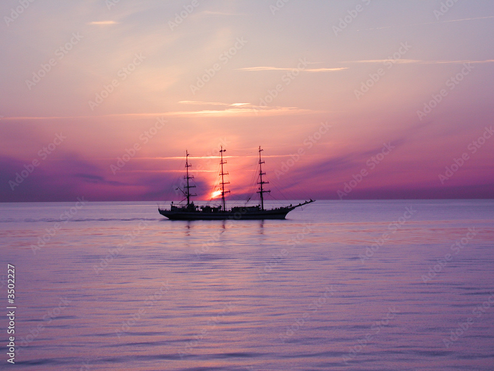 schiff bei sonnenuntergang