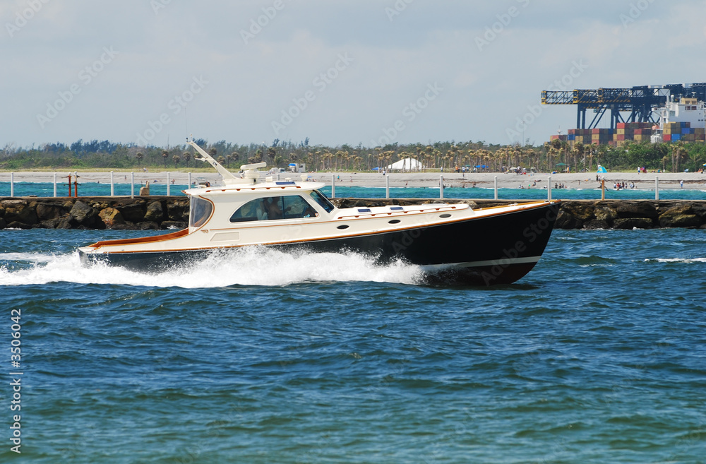 Fototapeta premium yacht returning to port