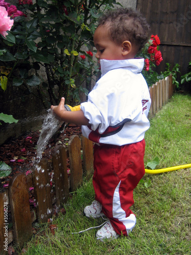 enfant jouant avec eau photo