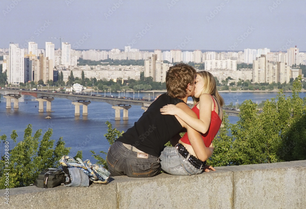 Fototapeta premium kissing teenagers