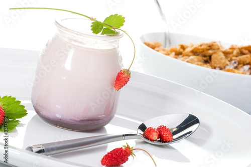 Foto yogurt, wild strawberries and oat flakes