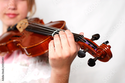 violinist in white