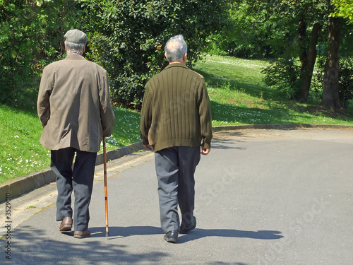 Ancianos paseando