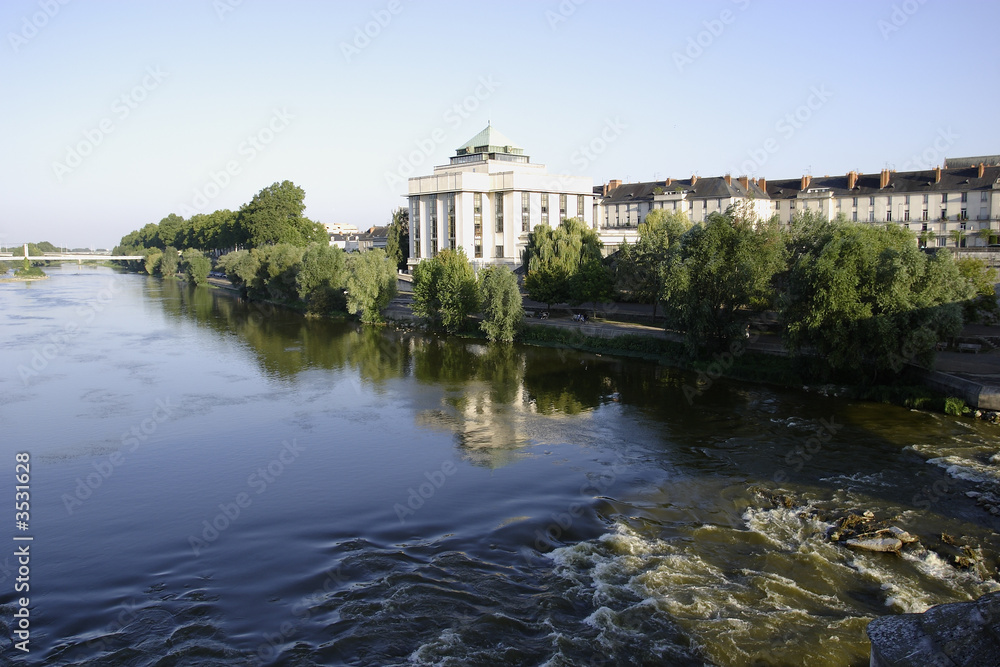 Ville de Tours, bibliothèque, Loire, fleuve, ciel bleu