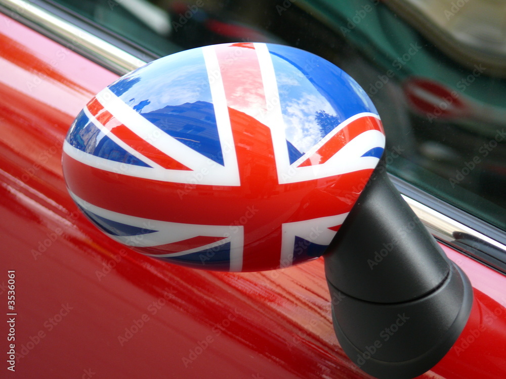 Rétroviseur anglais sur une voiture rouge Stock Photo | Adobe Stock