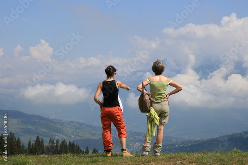 Deux femmes en randonnée admirent le paysage 