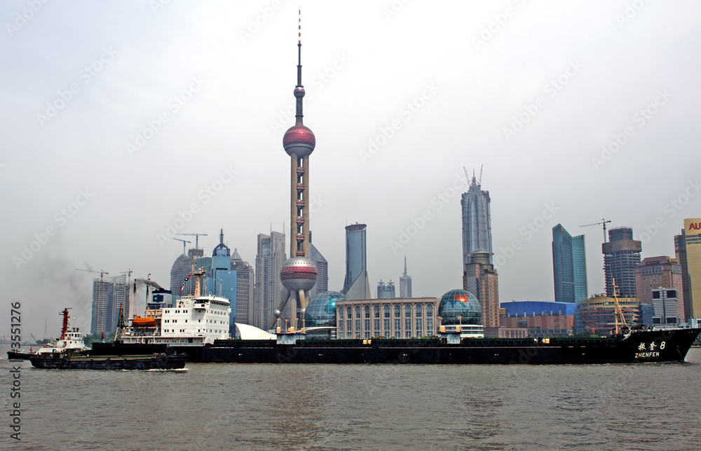 Naklejka premium China, Shanghai: Boat in front of pearl tower