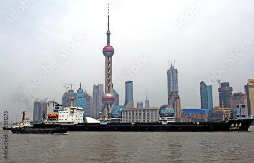 China, Shanghai: Boat in front of pearl tower