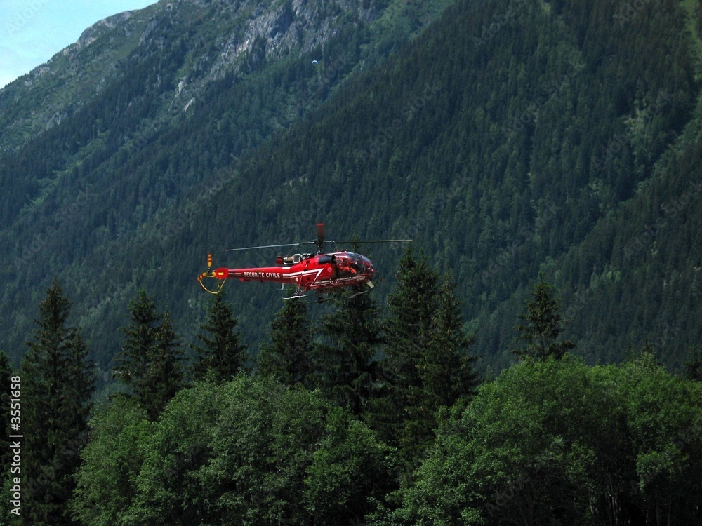 helicoptere de la securite civile en montagne