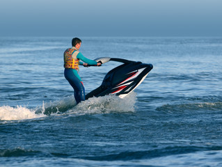 Acrylglasbilder Wasser Motorsport Mann auf Jetski in Wellen  © Alexander Zhiltsov