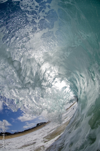 giant breaking wave in hawaii