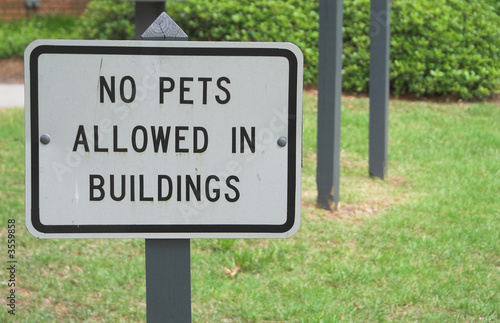 A sign stating No Pets Allowed In Building
