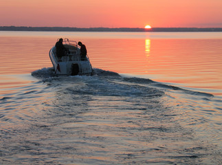 Acrylglasbilder Wasser Motorsport Speedboot fährt in den Sonnenuntergang  © Rony Zmiri