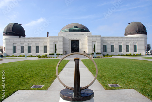 Fotografia Newly renovated Griffith Observatory with sun dial in foreground