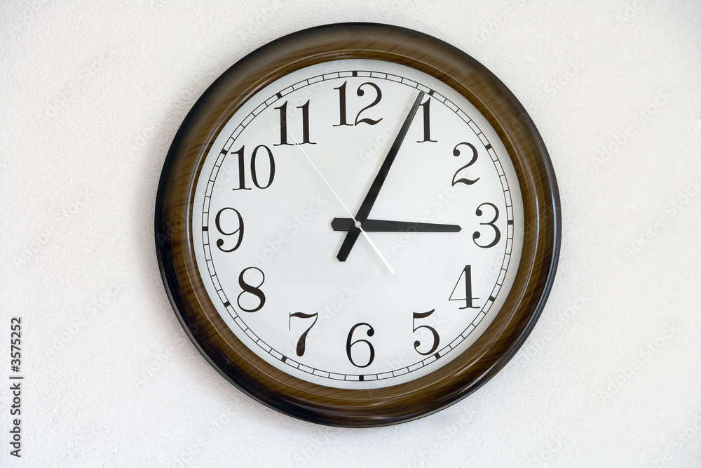 eine klassische Wanduhr als Symbol für die Zeit eine klassische Wanduhr als Symbol für die Zeit