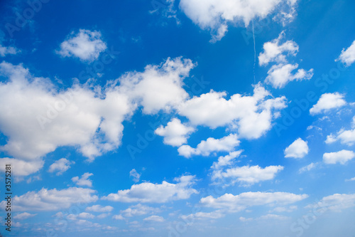 sehr schöner Sommer Himmel mit weißen Wolken photo