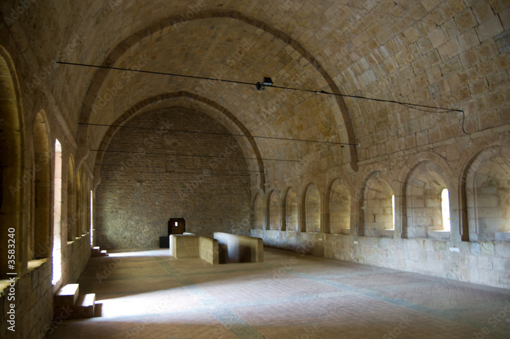 Réfectoire de monastère, style roman