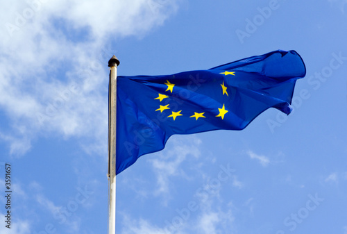 die blaue flagge der europäischen union flattert im wind