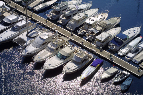 Kolekcja luksusowych łodzi zacumowanych w marinie Monako.
