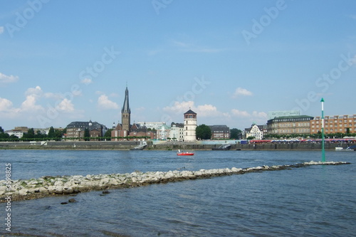 Düsseldorf am Rhein mit Schlossturm und Lambertuskirche