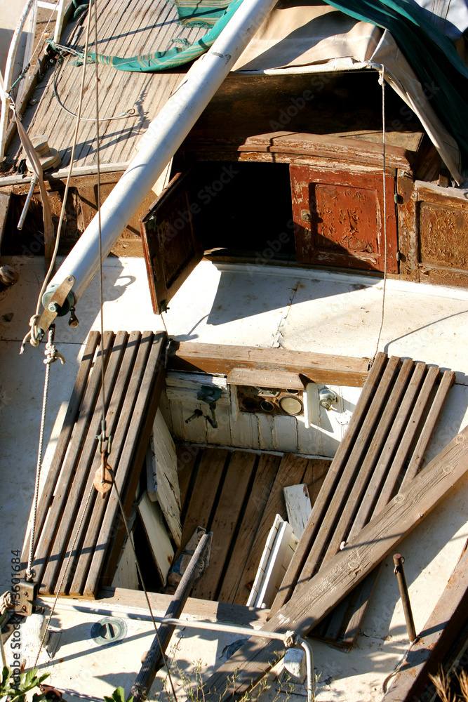 Obraz premium Dilapidated yacht