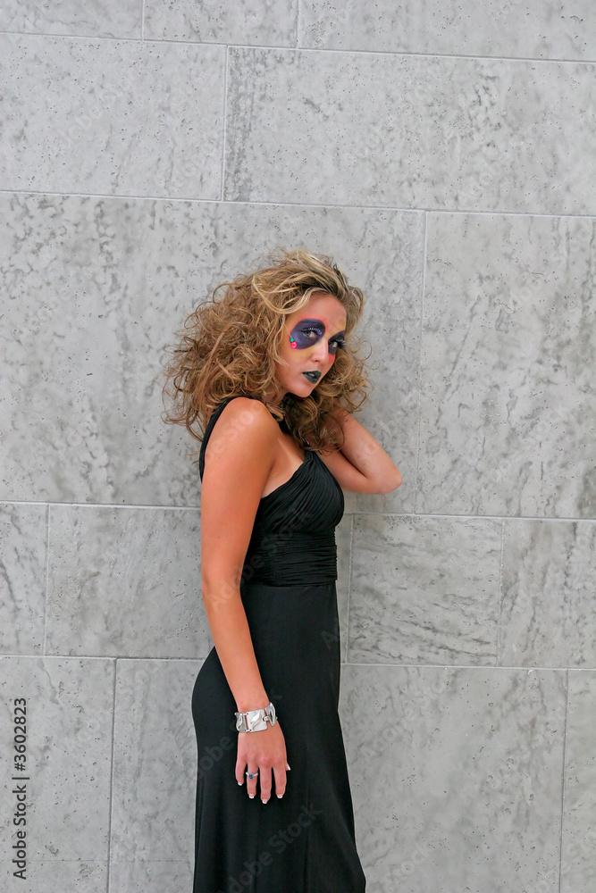 Model on Grey Wall right Model on Grey Wall right