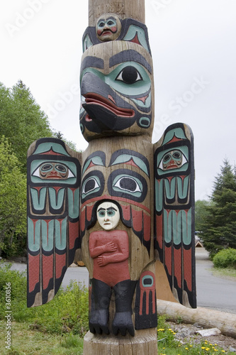 Fotografia Alaskan totem pole of Saxman Nature Village