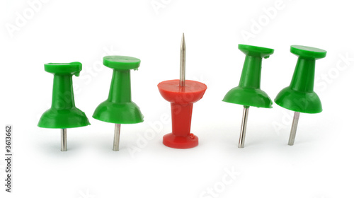 Billede på lærred red thumbtack in upside-down position opposed to green ones