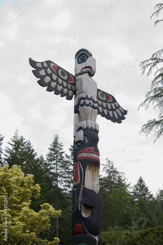 Bird carved atop a totem pole in Butchart Gardens