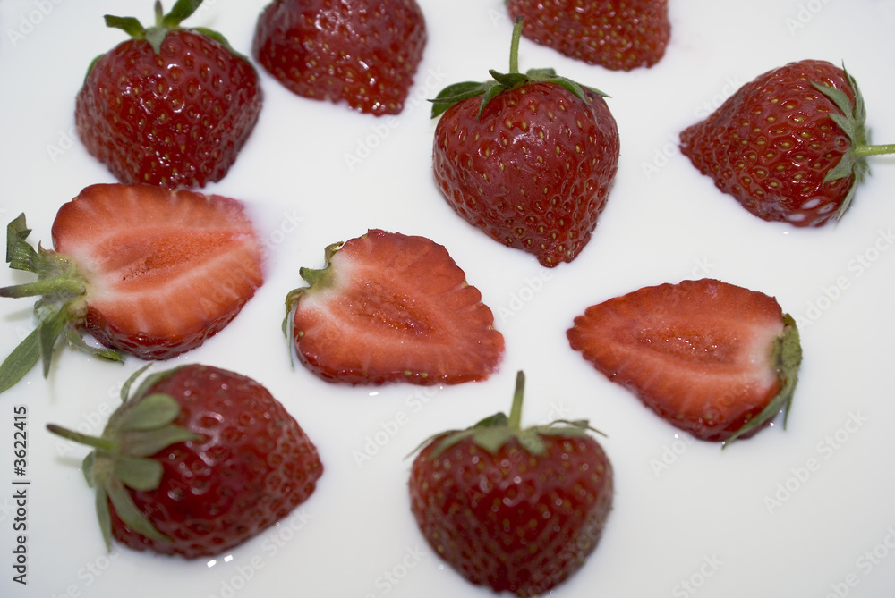 Erdbeeren schwimmen in Milch Erdbeeren schwimmen in Milch