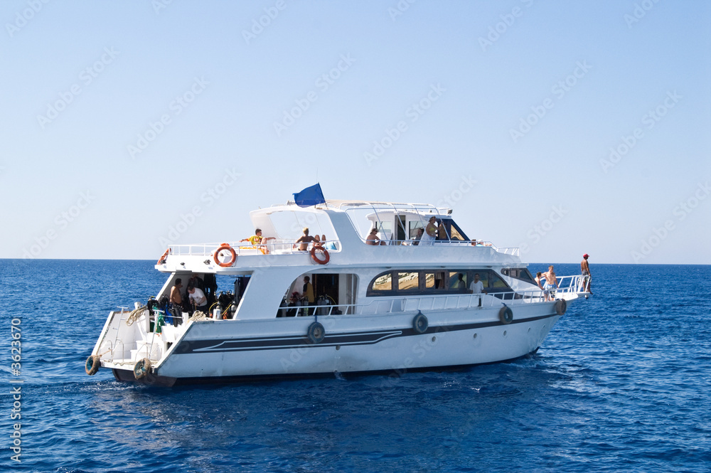 Boat transporting divers to diving destination Boat transporting divers to diving destination