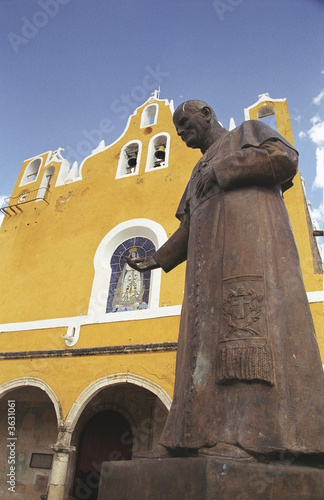 Denkmal für Diego de Landa in Izamal, Yucatan, Mexiko. photo