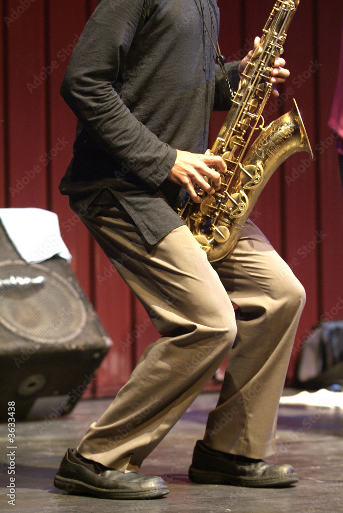 Naklejka premium Playing sax during a live jazz session