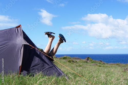 joie du camping : toile de tente et campeur photo