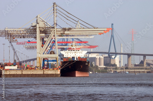 Verladeterminal vor Köhlbrandbrücke