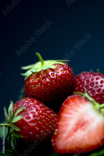 Erdbeeren, schwarzer Hintergrund