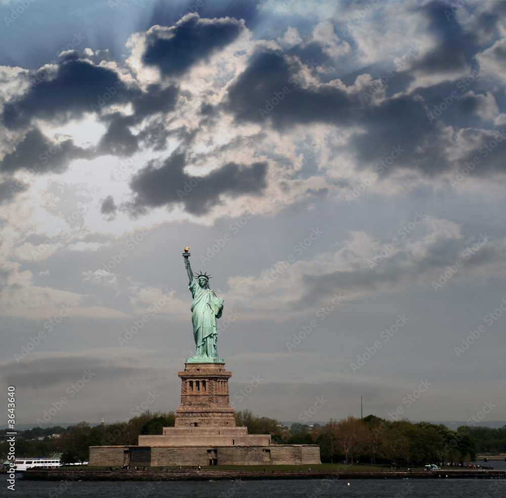 Fototapeta premium Statue of Liberty against a stormy sky