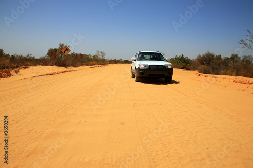 Geländewagen auf einer Sandpiste Australien_07_1244