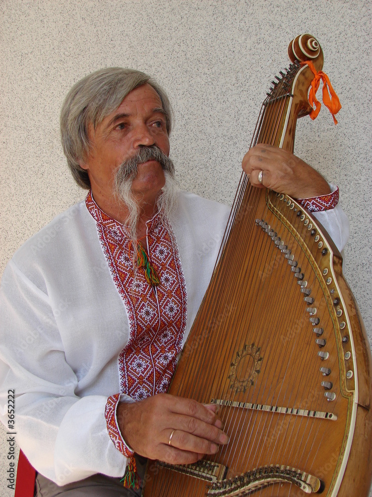 Obraz premium Senior ukrainian musician with bandura 9