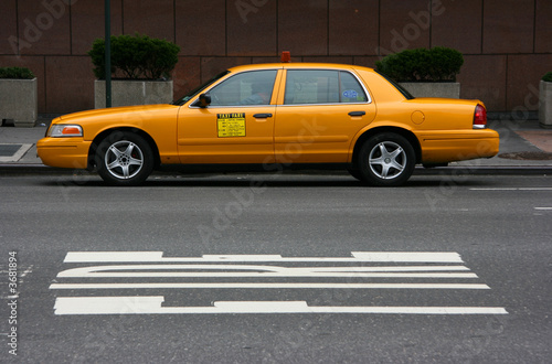 Zaparkowana żółta taksówka, widok z boku, Manhattan, Nowy Jork