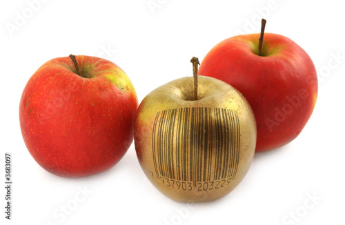 Fotografie golden apple with (fake/false)bar code isolated on white