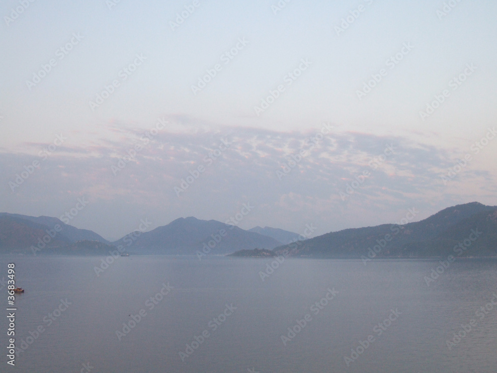 Obraz premium sea and the mountains