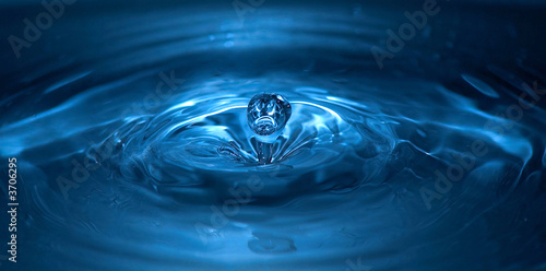 Fotografía An image of drop of water close-up kkk