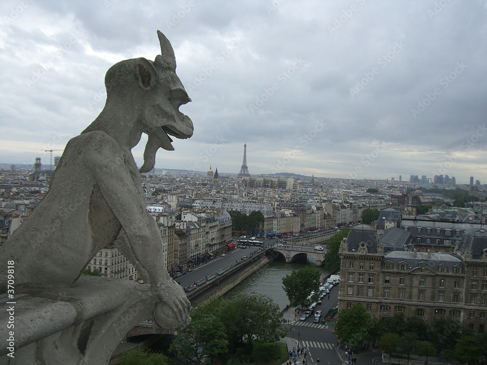 Chimères de Notre Dame de Paris et vue sur la Tour Eiffel