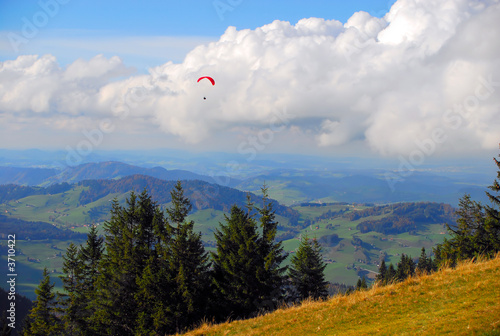 paysage de montagne et parapente en Suisse