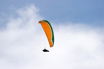 Fotobehang Luchtsport Paraglider tegen zachte wolkenlucht  © franco lucato