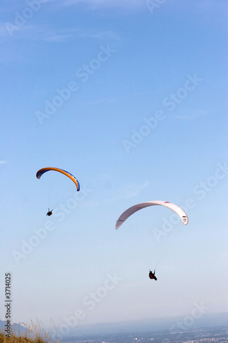 Obraz na płótnie paragliders in the sky w salonie