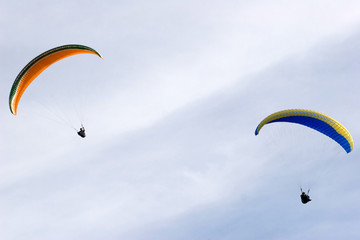 Fotobehang Luchtsport Paragliders glijden door blauwe lucht  © franco lucato