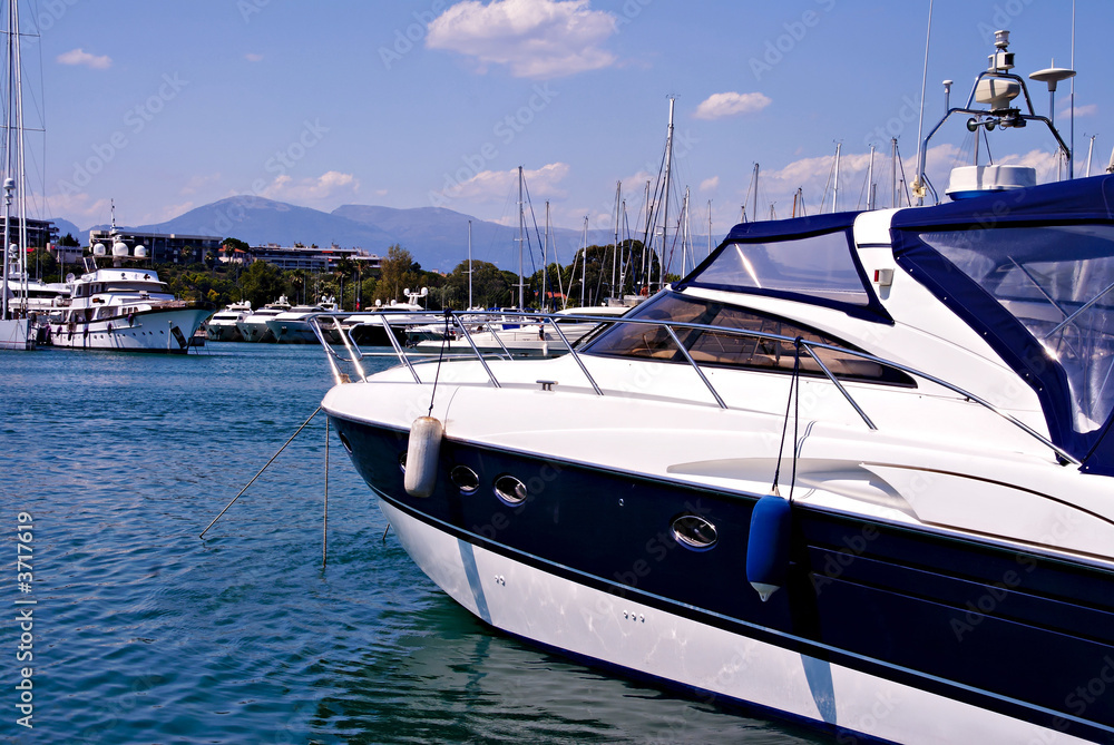 Fototapeta premium Un luxueux bateau sur la Côte d'Azur.